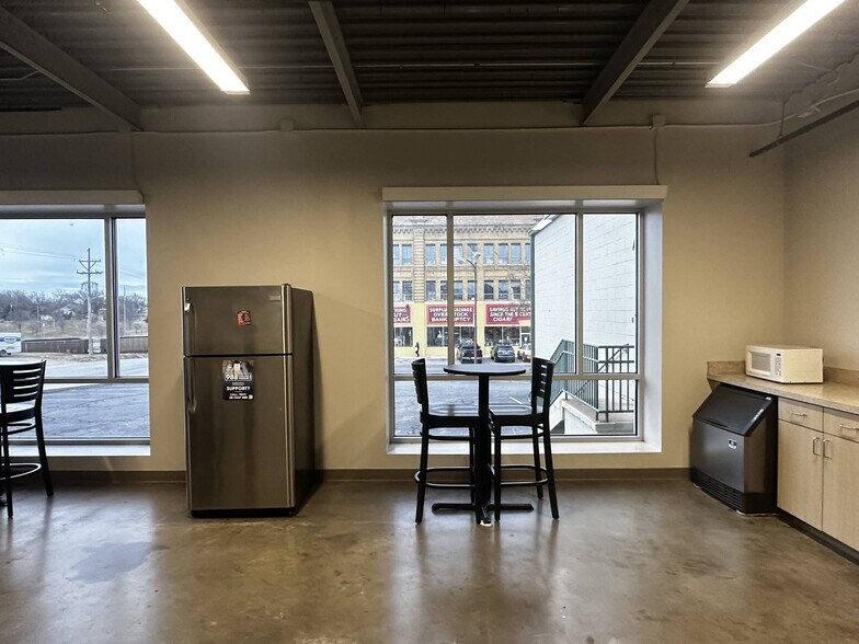 More Photos Of 400-500 Grand Ave, Joplin Office For Lease