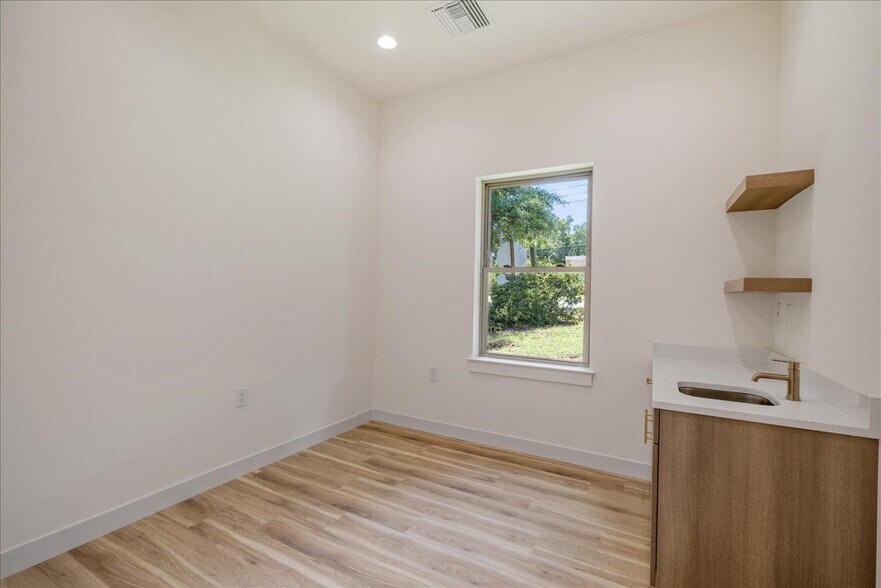 More Photos Of 2458 Mahan Dr, Tallahassee Medical For Lease