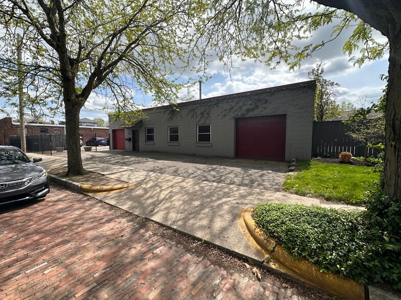 More Photos Of 225 E 10th St, Indianapolis Flex For Sale