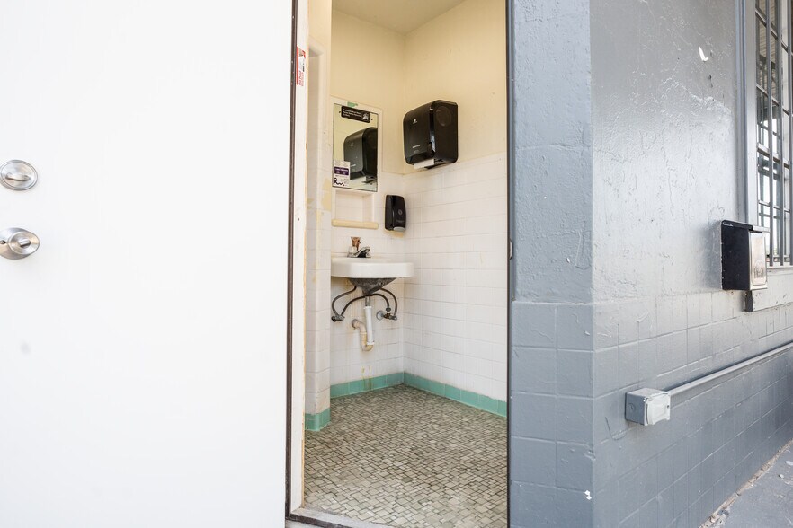 More Photos Of 1802 E Commerce St, San Antonio Auto Repair For Lease