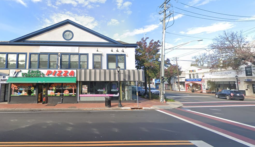 More Photos Of 260 Main St, Huntington Storefront For Lease