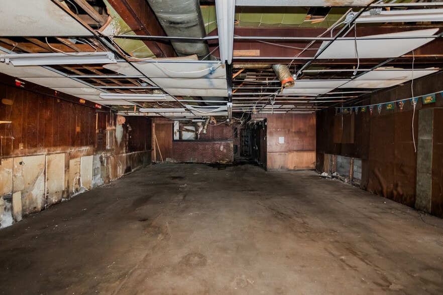 More Photos Of 2334 Michigan Ave, Detroit Bar For Sale