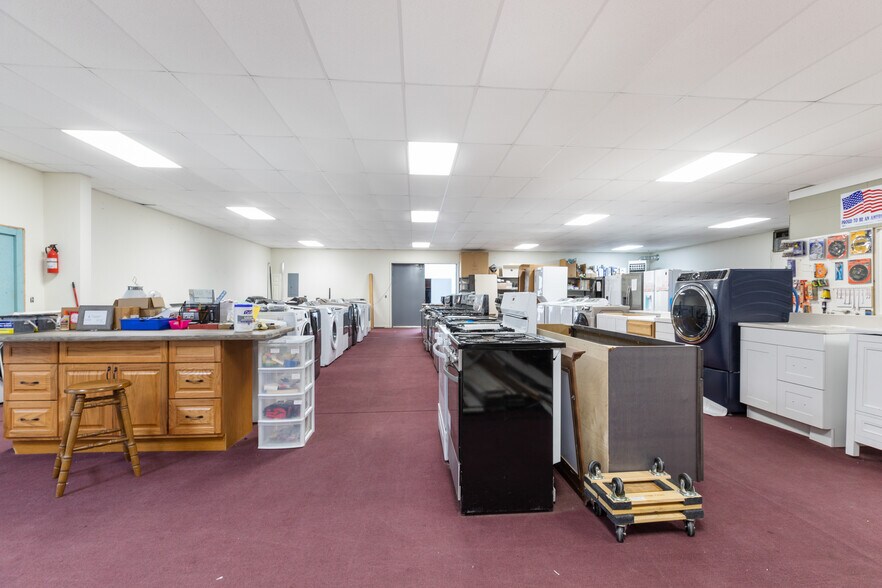 More Photos Of 1416 Highway 70 W, Waverly Flex For Sale