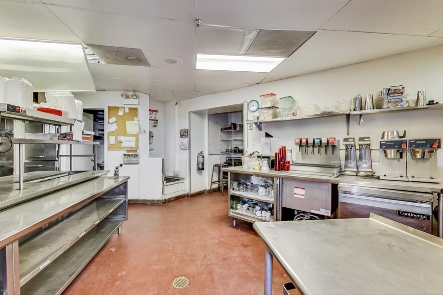 More Photos Of 1970 N Lincoln Ave, Chicago Storefront Retail Residential For Lease