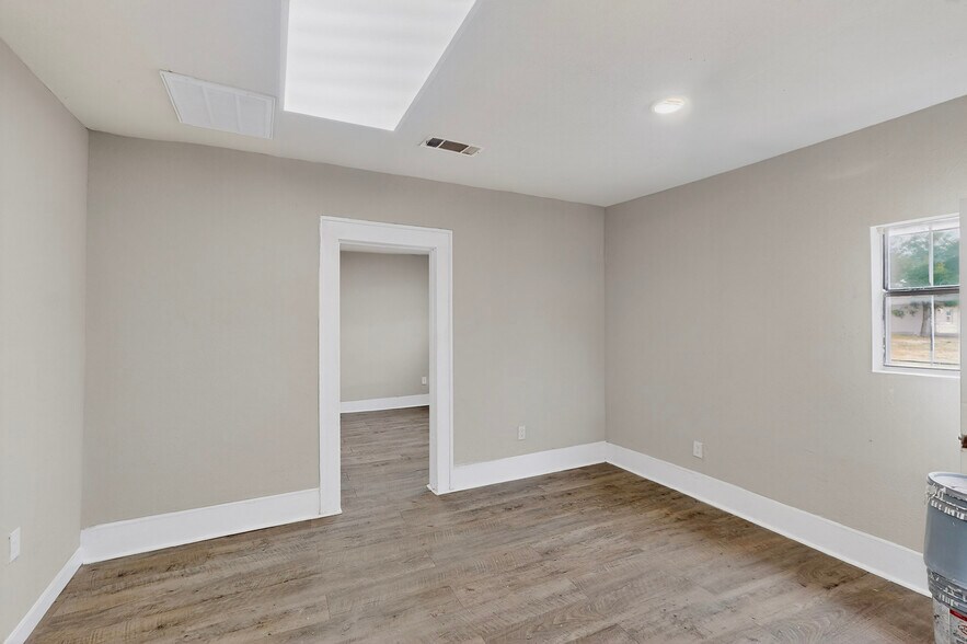 More Photos Of 3818 S Lancaster Rd, Dallas Showroom For Lease