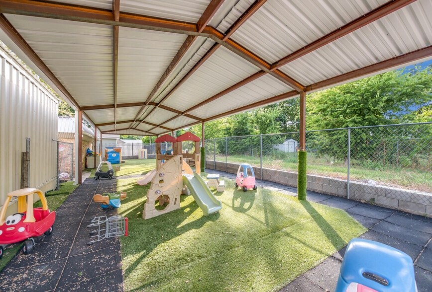 More Photos Of 2000 N 25th St, Waco Daycare Center For Sale