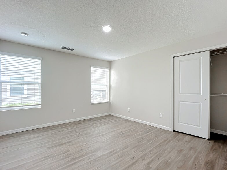More Photos Of 9556 Hood Rd, Jacksonville Apartments For Sale
