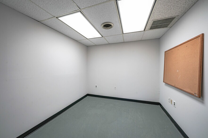 More Photos Of 8023 Malcolm Rd, Clinton Medical For Lease