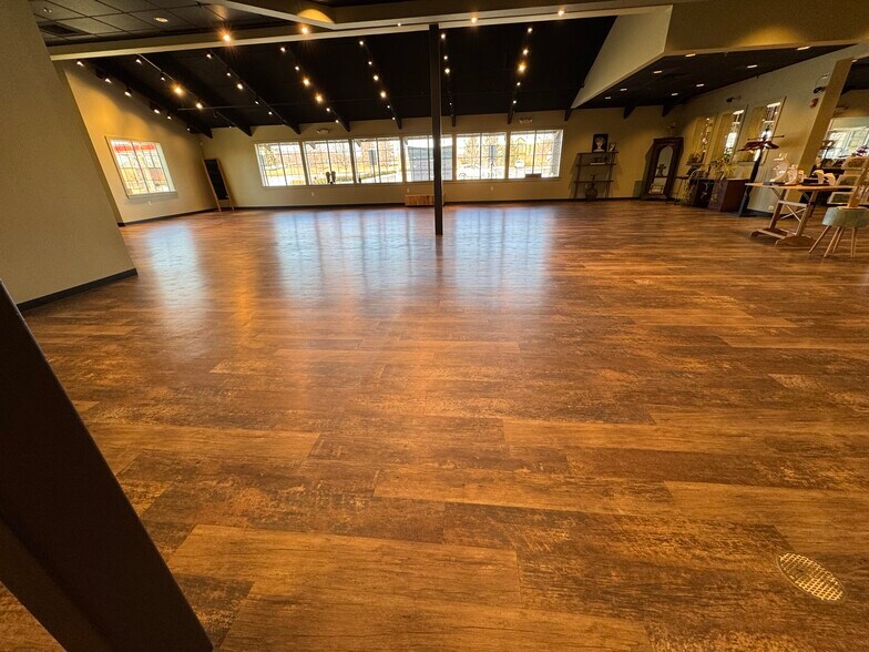 More Photos Of 2030 Main St, Batavia Freestanding For Lease