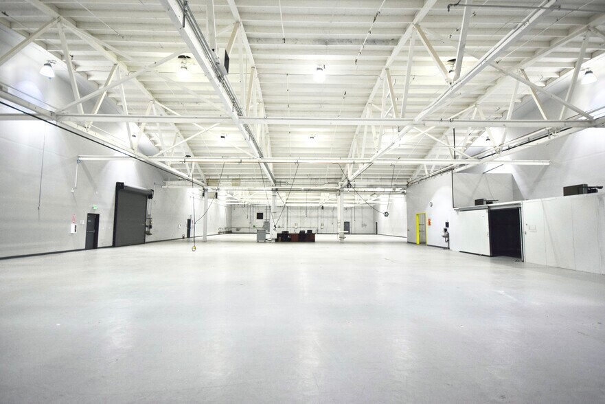 More Photos Of 2200 SE Mailwell Dr, Milwaukie Warehouse For Lease