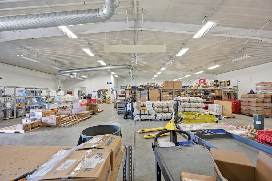 More Photos Of 1429 W Main St, Greenfield Showroom For Lease