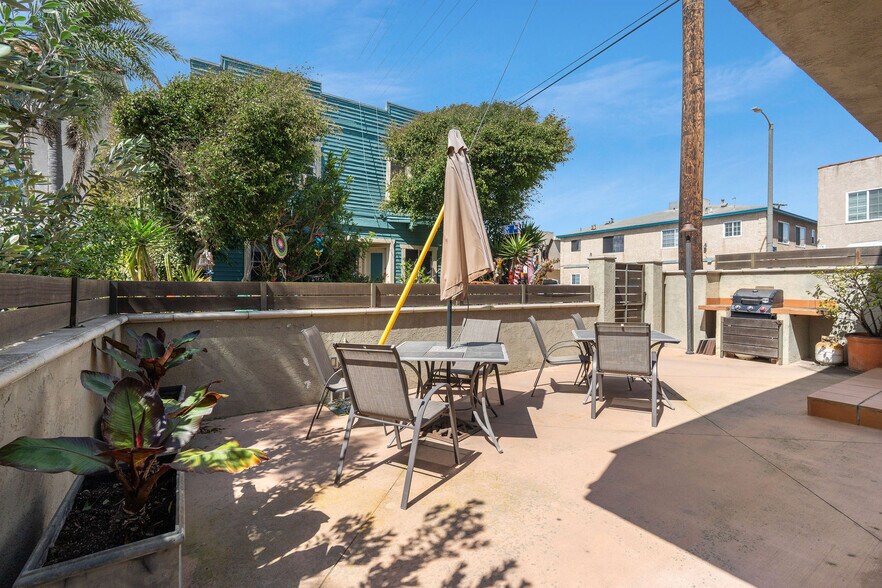 More Photos Of 40 24th pl, Venice Multifamily For Sale