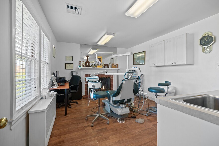 More Photos Of 74 Valley Rd, Middletown Office For Sale