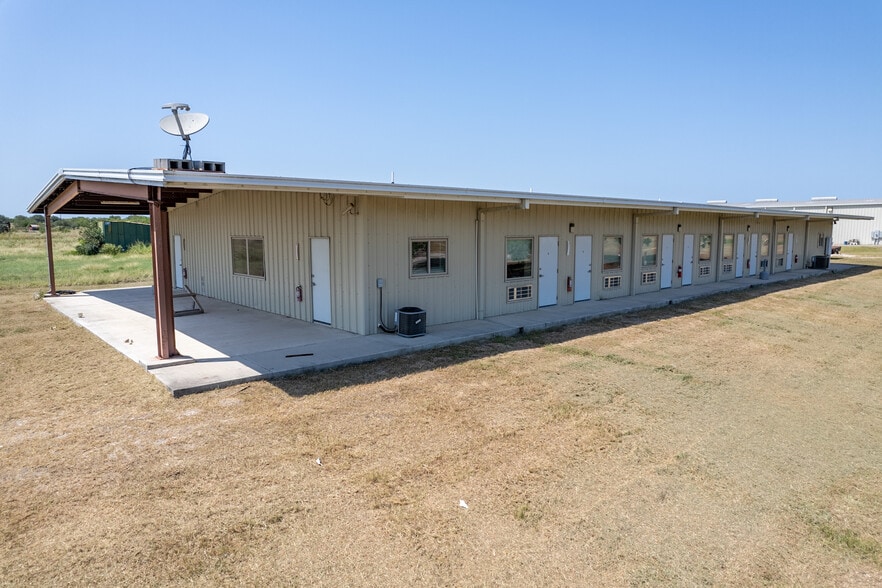 More Photos Of 4067 US Highway 59, Beeville Warehouse For Lease