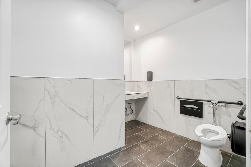 More Photos Of 29413 S Western Ave, Rancho Palos Verdes Freestanding For Lease