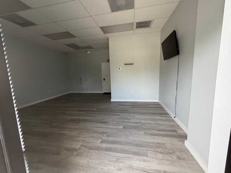 More Photos Of 7203-7217 21st St E, Sarasota Warehouse For Lease