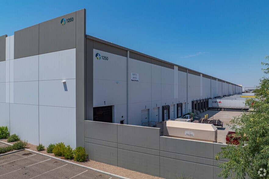 More Photos Of 7205 W Buckeye Rd, Phoenix Distribution For Lease
