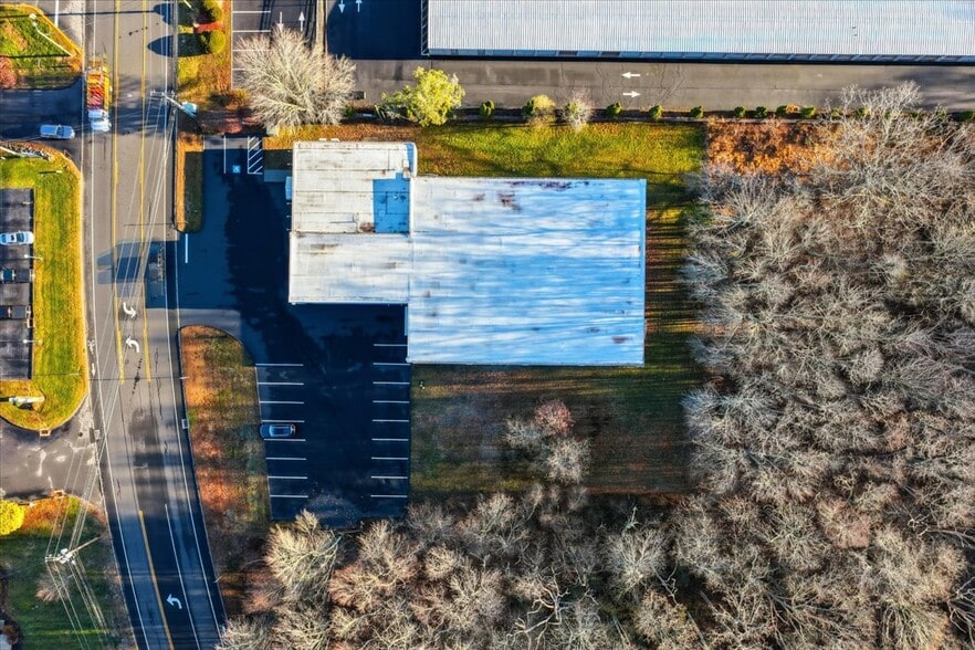 More Photos Of 173 Cross Rd, Waterford Auto Repair For Lease