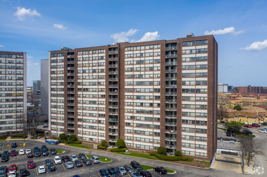 More Photos Of 5441 N East River Rd, Chicago Apartments For Lease