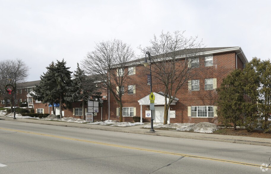 More Photos Of N88 W16838 Main St, Menomonee Falls Office Residential For Lease