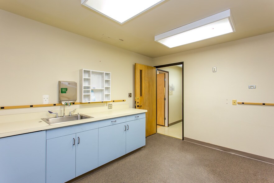 More Photos Of 1200 N 14th Ave, Pasco Medical For Sale