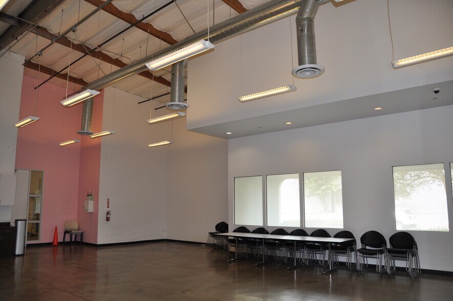 More Photos Of 12723 Wentworth St, Pacoima Warehouse For Lease