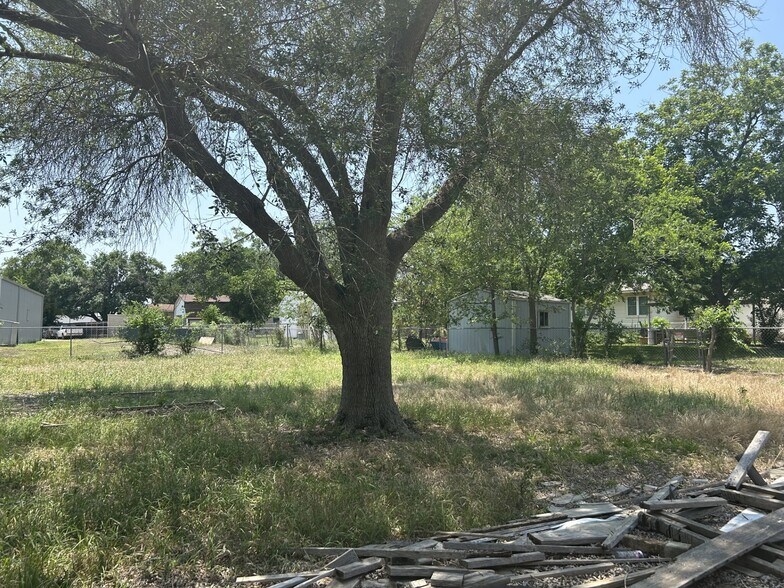 More Photos Of 1350 Huisache Ave, New Braunfels Office Residential For Sale