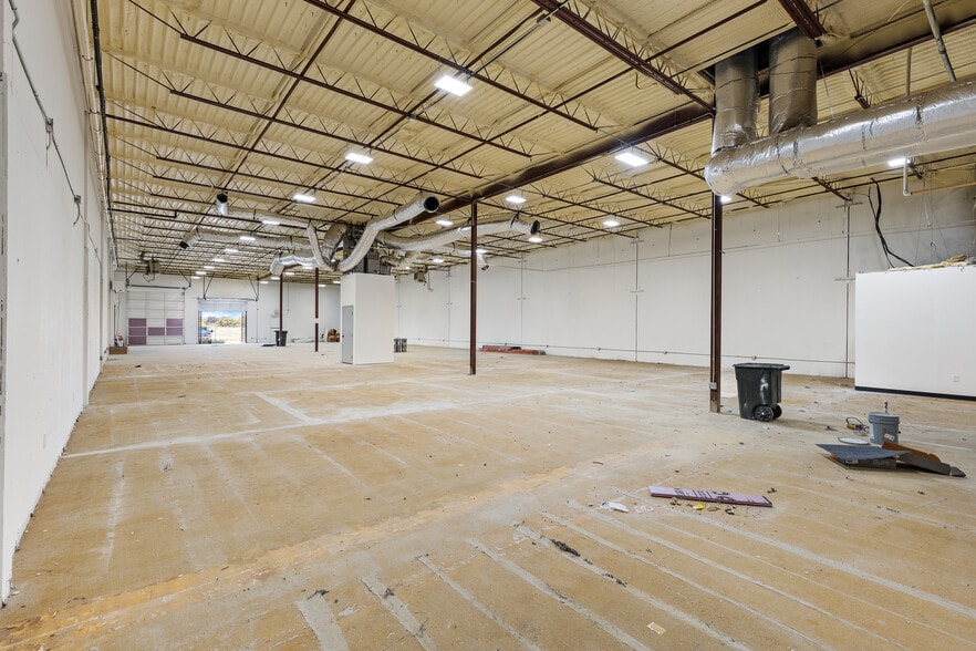 More Photos Of 10823 Sanden Dr, Dallas Flex For Lease