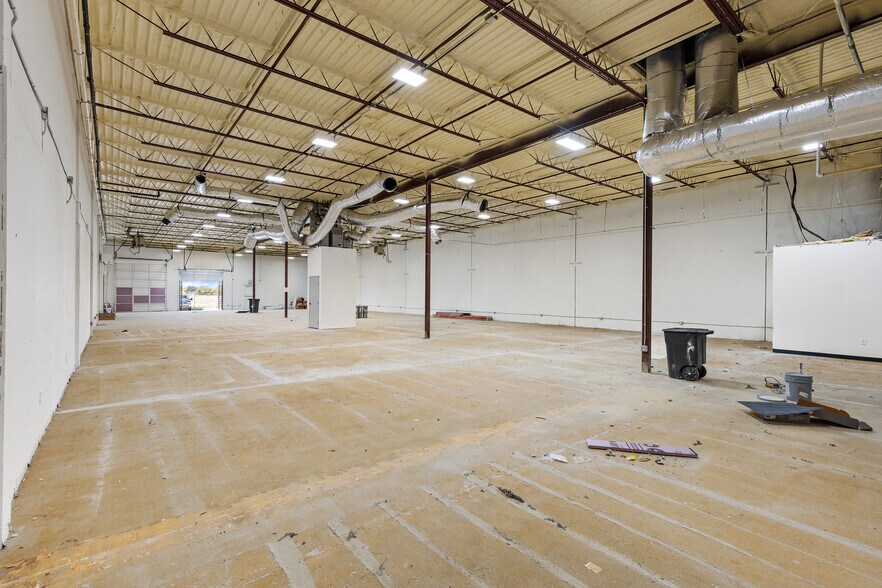 More Photos Of 10823 Sanden Dr, Dallas Flex For Lease