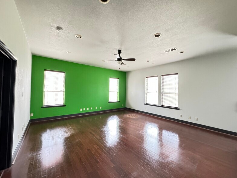 More Photos Of 703 Main St, Lake Dallas Showroom For Sale