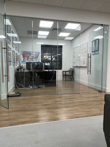 More Photos Of 10455 Riverside Dr, Palm Beach Gardens Flex For Lease