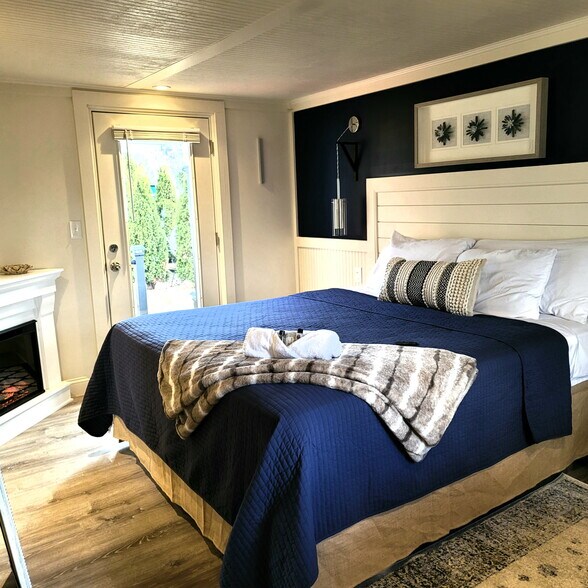 More Photos Of 360 Commercial St, Rockport Hotel For Sale