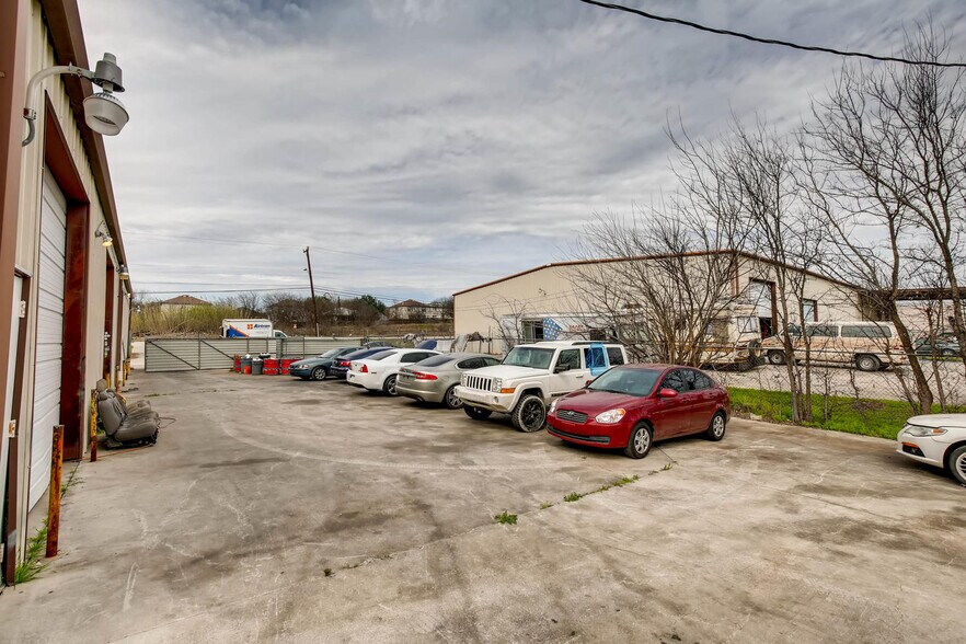 More Photos Of 13734 Lookout Rd, San Antonio Light Manufacturing For Lease