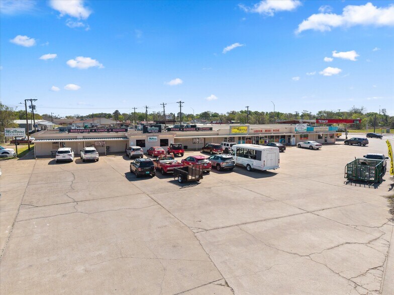 More Photos Of 101 N Seven Points Dr, Kemp Service Station For Sale