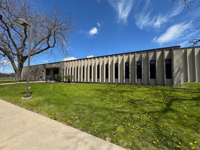 Primary Photo Of 3940 Porett Dr, Gurnee Manufacturing For Sale
