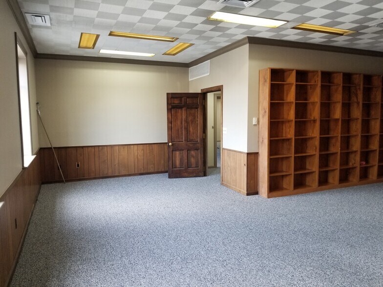 More Photos Of 49 Public Sq, Shelbyville Office For Sale