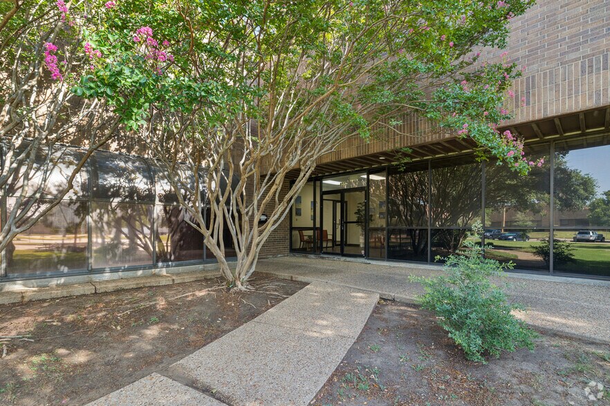 More Photos Of 801-815 Greenview Dr, Grand Prairie Unknown For Lease