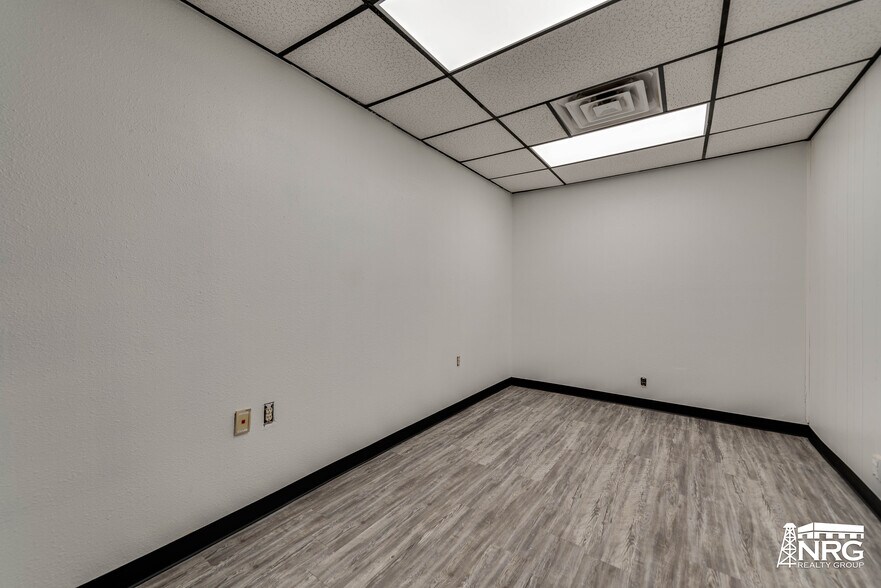 More Photos Of 3334 S Service Rd, Stanton Warehouse For Lease