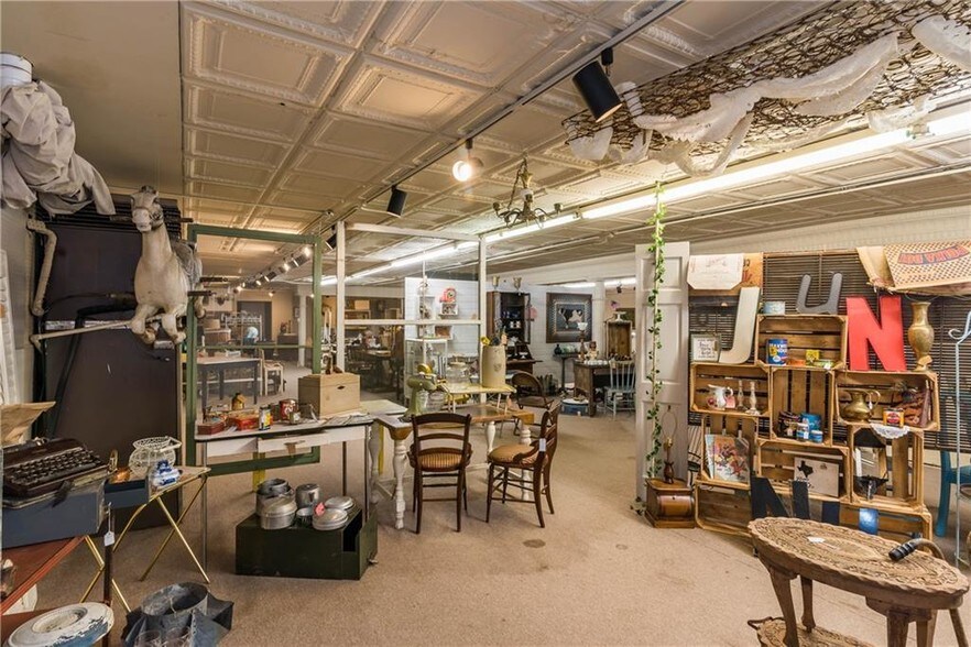 More Photos Of 306 W Main St, Denison Storefront For Sale