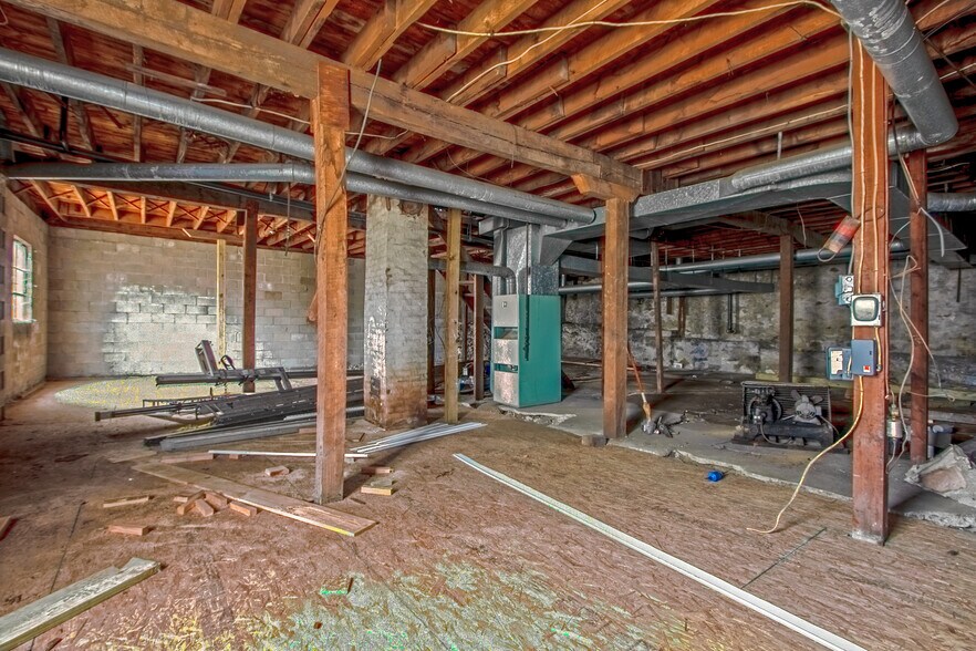 More Photos Of 164 S Main St, Brooklyn Storefront For Lease