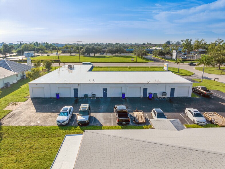 More Photos Of 15630 Mcgregor Blvd, Fort Myers Freestanding For Sale