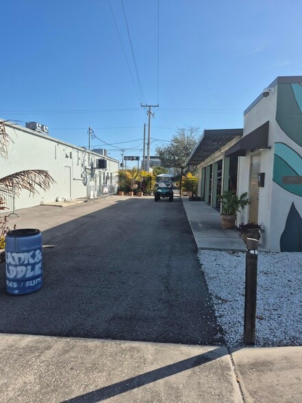 More Photos Of 2280 Main St, Sarasota Freestanding For Lease