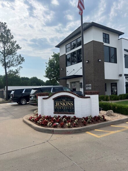 More Photos Of 11001-11013 S Memorial Dr, Tulsa Unknown For Lease