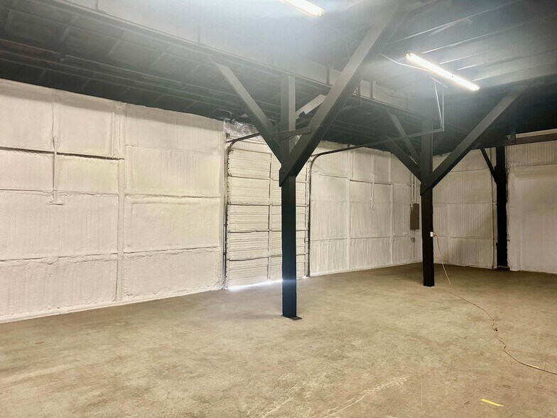 More Photos Of 200-232 W New Braunfels St, Seguin Warehouse For Lease