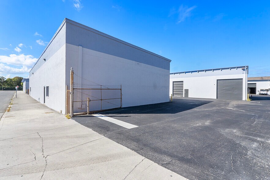 More Photos Of 601 Roseland Dr, West Palm Beach Warehouse For Lease