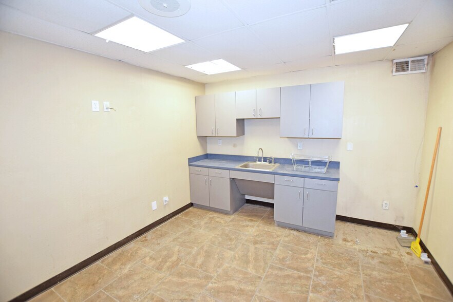 More Photos Of 302 Industrial Ave, Odessa Warehouse For Sale
