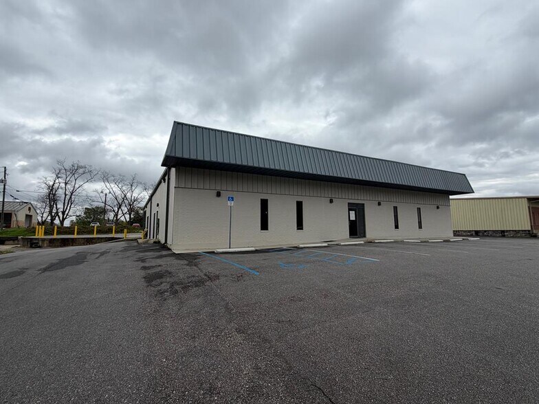 More Photos Of 1950 Wise Dr, Dothan Warehouse For Lease