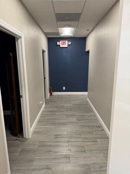 More Photos Of 2431 1st St, Fort Myers Office For Lease
