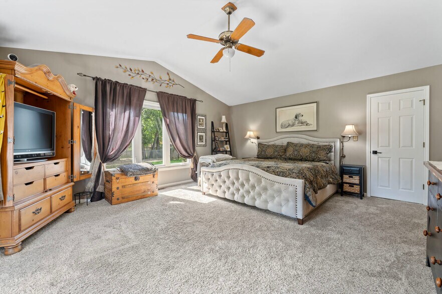 More Photos Of 4403 S Roberts Rd, Island Lake Veterinarian Kennel For Sale