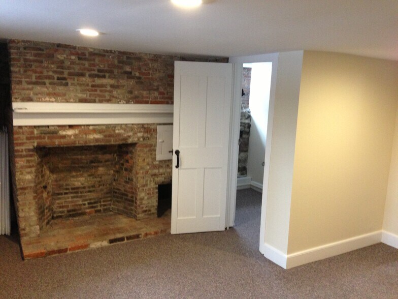 More Photos Of 35 King St, Burlington Office For Lease